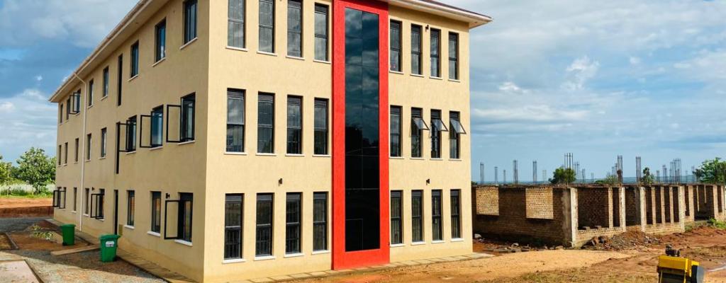 The commissioned WEST Wing of the Administration Block under construction West Wing of the commissioned Block